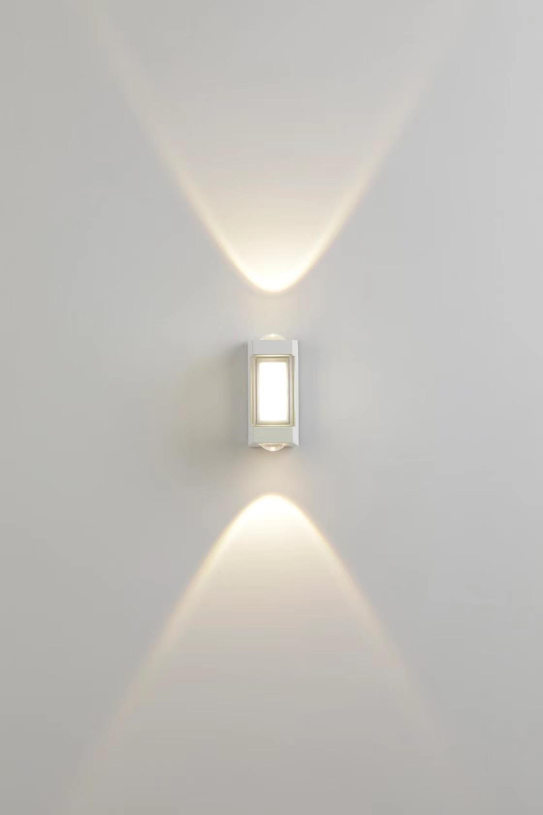 Lampada da parete a LED impermeabile Luci da giardino decorative Lampada da parete in alluminio su e giù per esterni Lampada da parete a LED montata