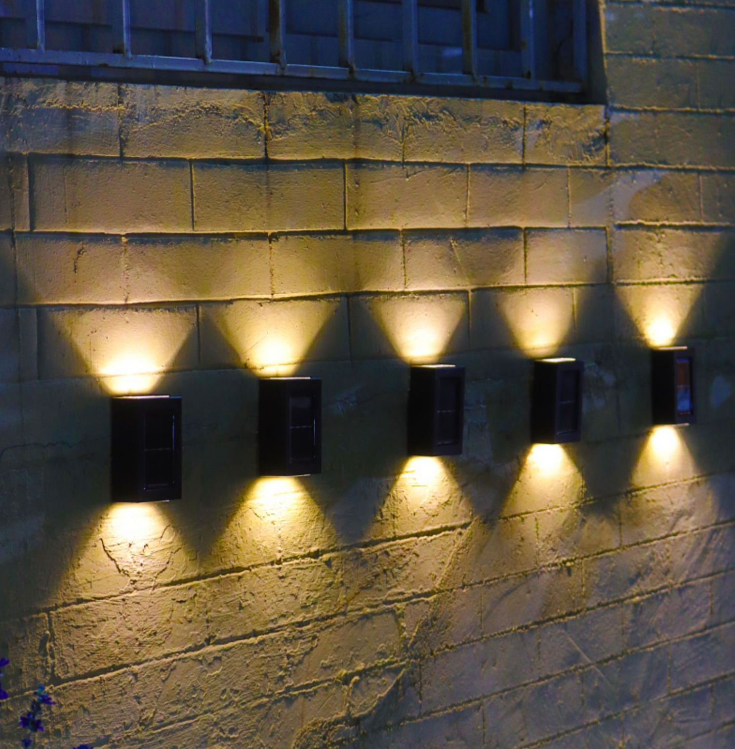Lampada da parete solare decorazione esterna giardino cortile casa impermeabile su e giù lampada da parete luminosa lampada da parete per esterni