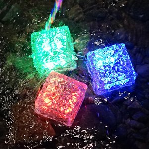 Luci solari colorate luce a forma di ghiaccio luce a led per esterni parete luminosa lampada per piastrelle solari lampada quadrata lampada decorativa a forma di ghiaccio lampada sepolta solare IP65 decorazione per esterni passo impermeabile