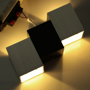 Moderna lampada da parete a LED a gradini e luce decorativa per interni