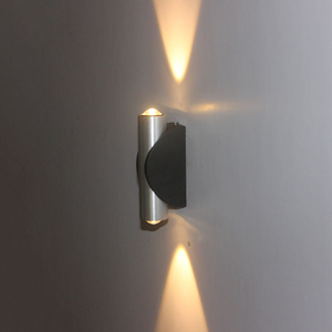 Fornito direttamente dalla fabbrica Corto rettilineo nero spazzolato 2W 6W Illuminazione scala Scala su e giù Applique a LED