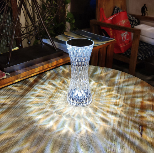 La lampada da tavolo in cristallo acrilico RGB offre un'atmosfera creativa, una piccola lampada da notte decorativa, una lampada da tavolo ricaricabile