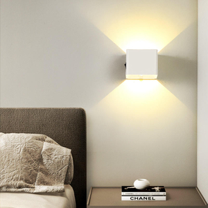 Caldo romantico con ricarica USB e spina Camera da letto Lampada da parete di design da comodino Lampada da parete con sensore di movimento Led 6W Luci notturne