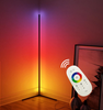 Lampada d'angolo del soggiorno rosso netto colorato lampada da terra a LED RGB con oscuramento della luce di riempimento a triangolo dal vivo