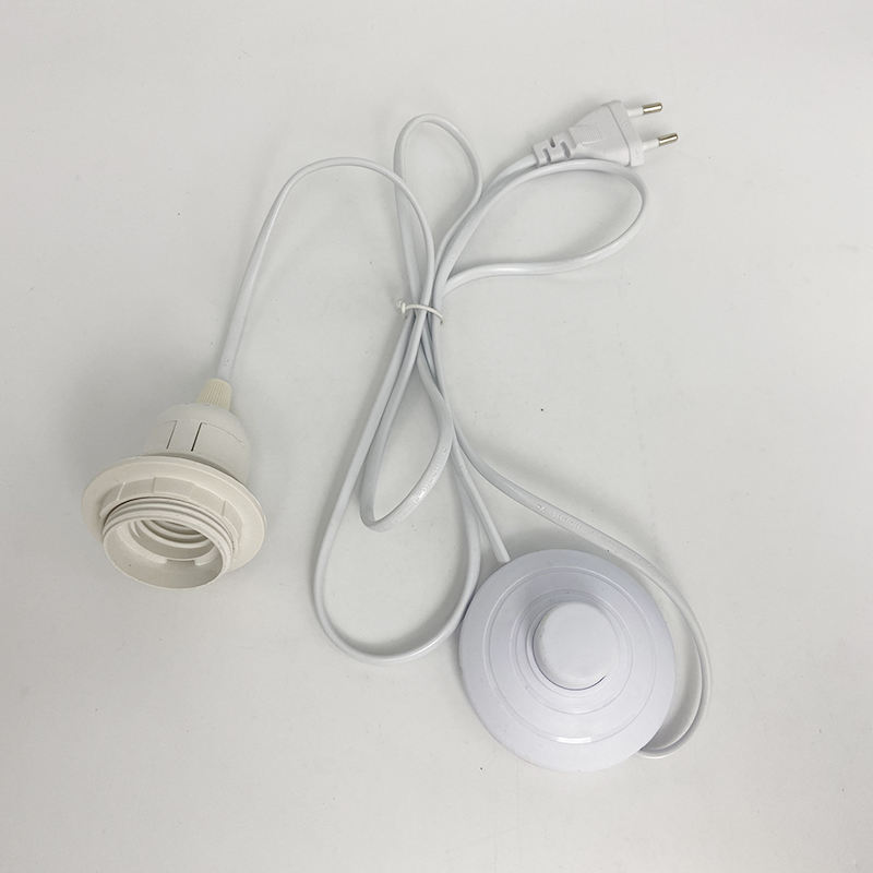 Basi per lampada E27 1.8M 0.5 m2 Cavo di alimentazione Adattatore per porta spina UE Convertitore ON / OFF per lampada a bulbo CE 317 Sale himalayano a mezzo dente