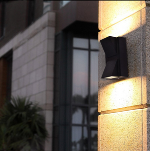 Lampada a LED 5W 12W Illuminazione per esterni Lampada impermeabile Lampada moderna in alluminio su e giù Lampada da parete a LED per esterni Luce per portico da giardino