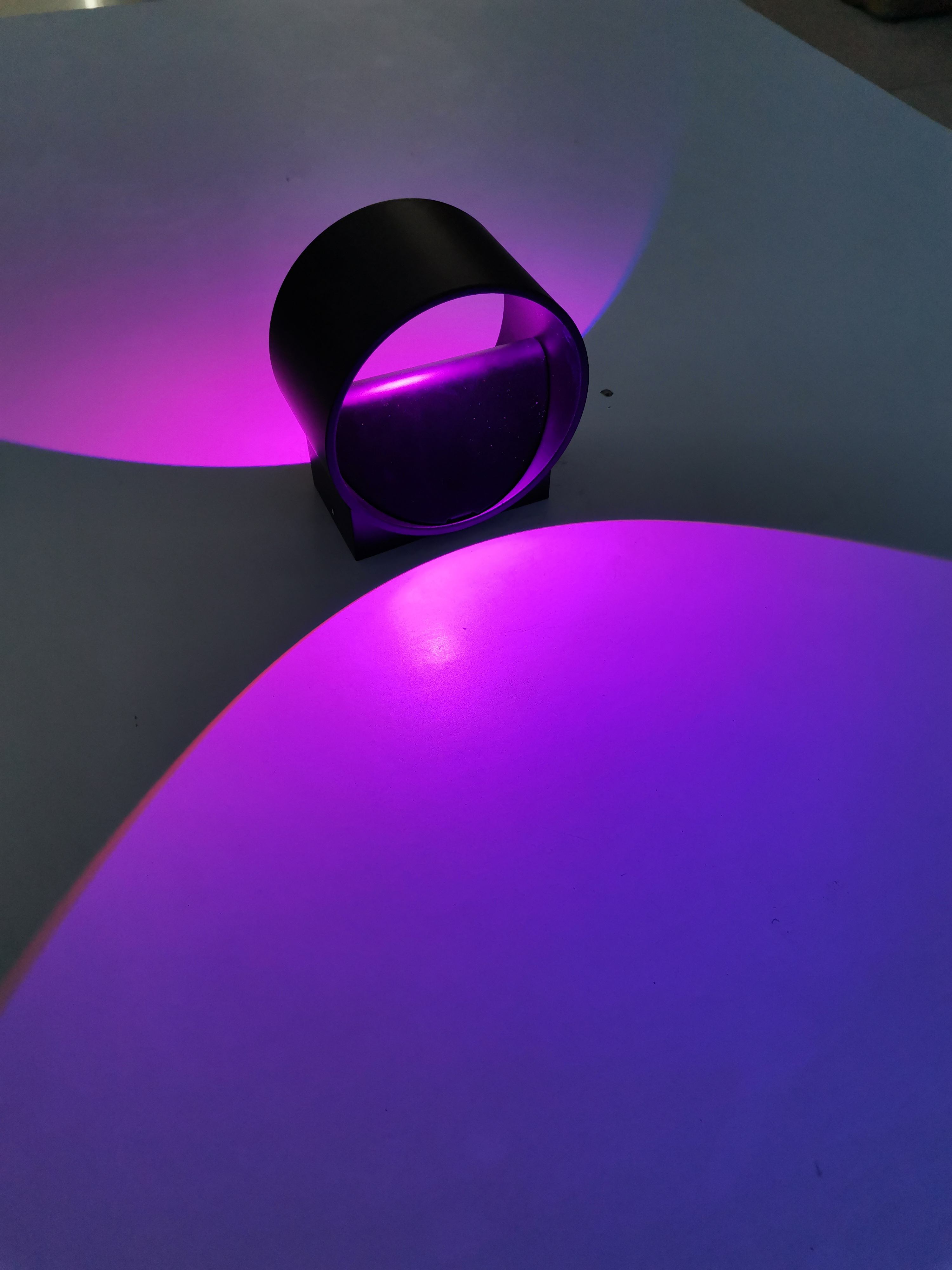 Lampada da parete ad anello circolare RGB da 5W per la decorazione di interni illumina le luci Lampada da parete a LED nera / bianca su e giù per la luce