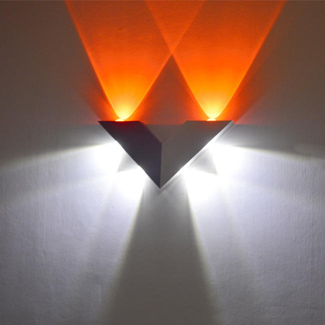 Lampada da parete per la casa moderna a triangolo da 6W Semplice in alluminio a forma di V per la decorazione dell'illuminazione domestica